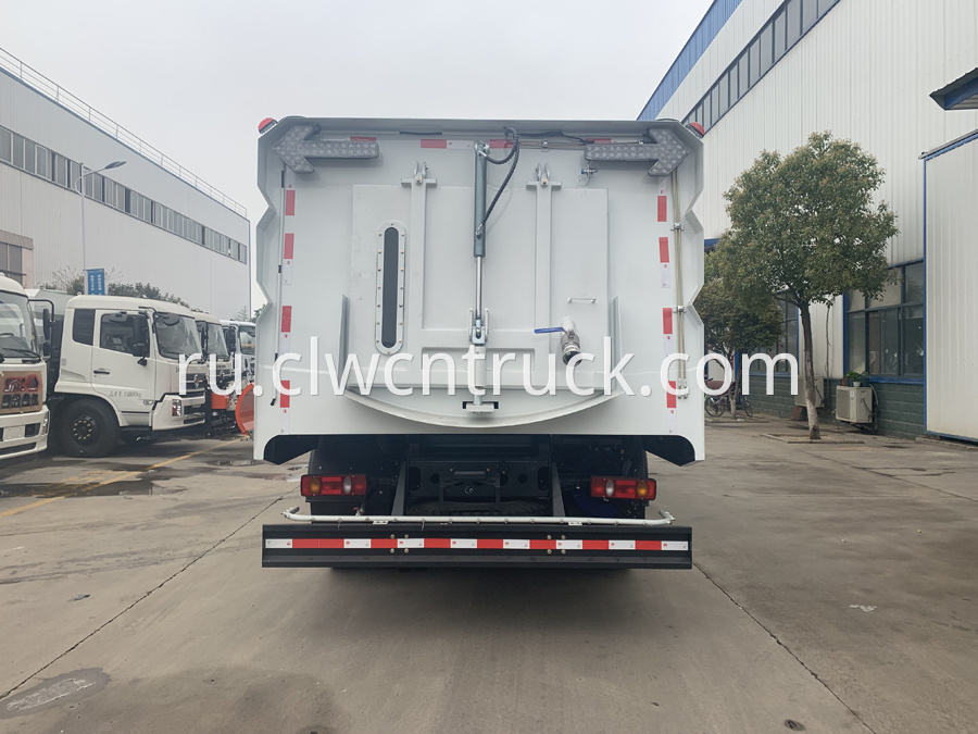 street sweeper cleaning truck 5